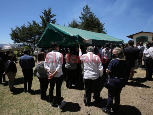 Entre lágrimas y pesar, dan último adiós al abogado hondureño Melvin Bonilla
