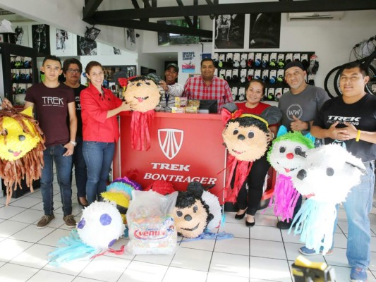 Los ejecutivos de Yourbike se mostraron felices al momento de realizar la entrega del donativo con el fin de festejar el Día del Niño con los pequeños de escasos recursos.