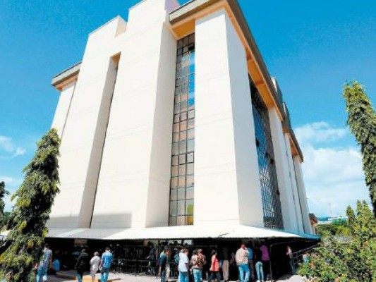 Amenazan con desalojar al Registro Nacional de las Personas por morosidad