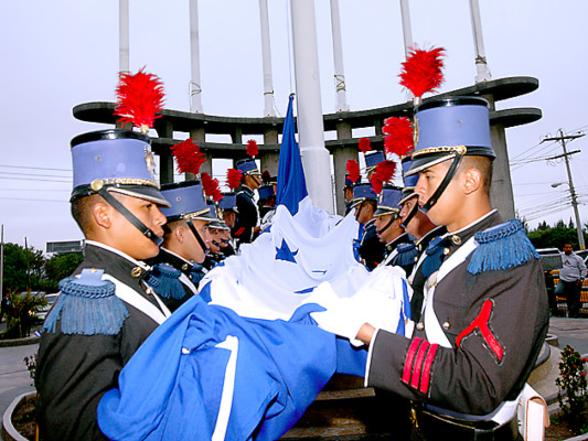 Pabellón Nacional ondea en la plaza de Las Banderas de Tegucigalpa