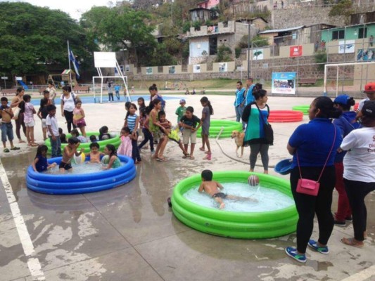 Piscinas, toboganes y el arte del graffiti presentes en colonias capitalinas