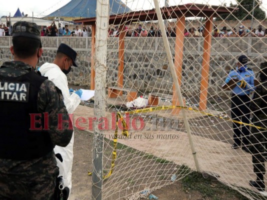 Dolor y lágrimas en el campo donde mataron a hombre cuando jugaba (Fotos) &nbsp;