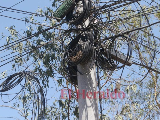 Calcinados mueren dos hombres y 3 sobreviven tras descarga eléctrica