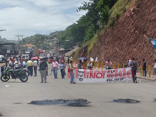Piedras, llantas, ramas y bombas lacrimógenas: así fueron los bloqueos de calles en la capital de Honduras