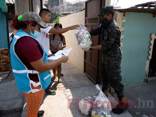 FOTOS: Entregan bolsa solidaria a vecinos de colonia Santa Isabel de la capital