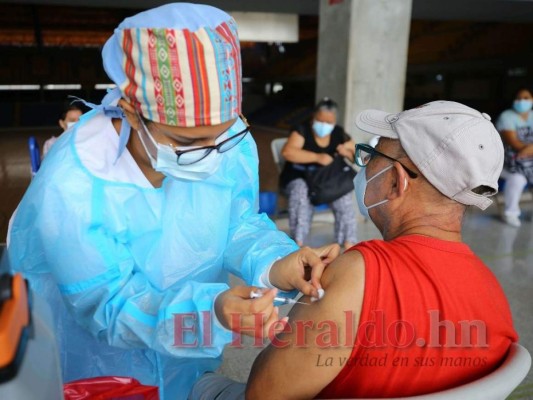 Salud se propone meta de vacunar al 95% de capitalinos para octubre