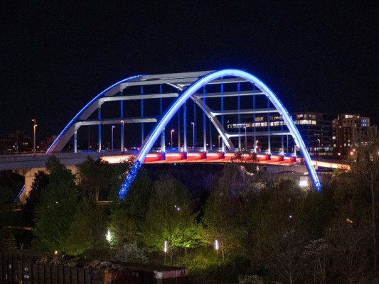 Edificios en EEUU se tiñen de azul en apoyo a los que combaten el Covid-19