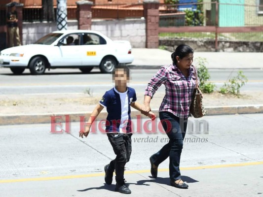 FOTOS: Un paso en falso de sus padres podría cobrar la vida de estos niños en 'cruces de la muerte' de la capital