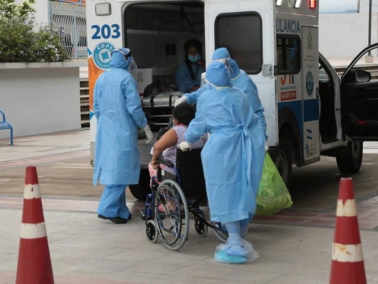 FOTOS: Así fue traslado de pacientes con Covid-19 al polideportivo de la UNAH