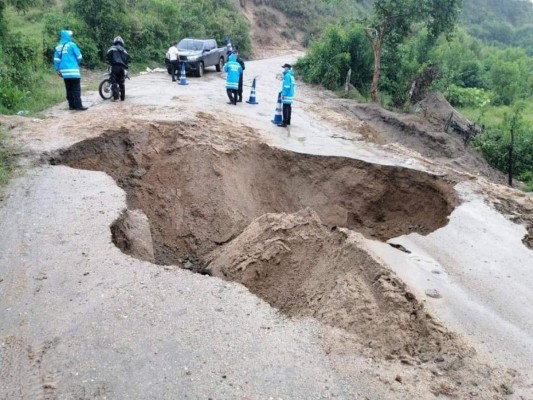 Derrumbes, puentes caídos y hundimiento de carreteras, los estragos que provoca Eta en Honduras