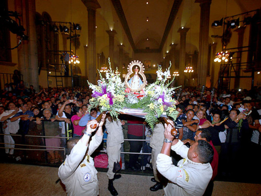 Devotos le cantan a la patrona de Honduras en su aniversario
