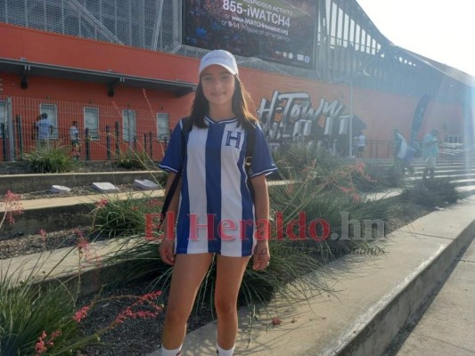 Bellas aficionadas catrachas se robaron las miradas en el BBVA Compass para el Honduras-Panamá