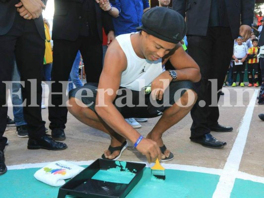 Ronaldinho disfrutó con los pequeños en Honduras