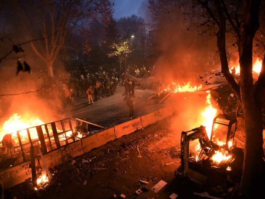 FOTOS: Caos y destrucción en París tras otro día de protestas de los chalecos amarillos