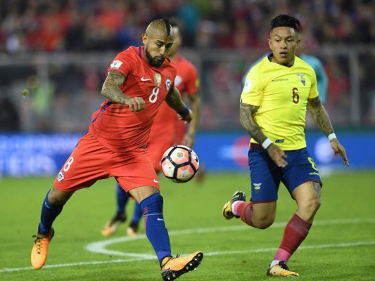 Chile gana 2-1 a Ecuador y vuelve a respirar en la clasificatoria
