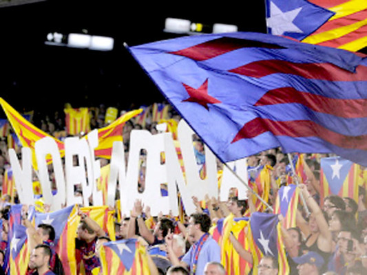 Una gigantesca bandera catalana presidió el inicio del Barcelona-Real Madrid