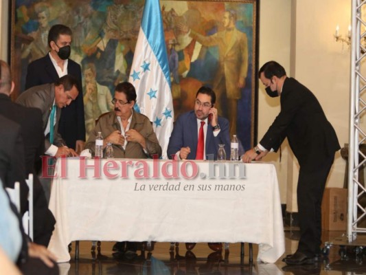 Así estamparon su firma 'Mel” Zelaya y Jorge Cálix para acabar con la crisis legislativa (Foto)
