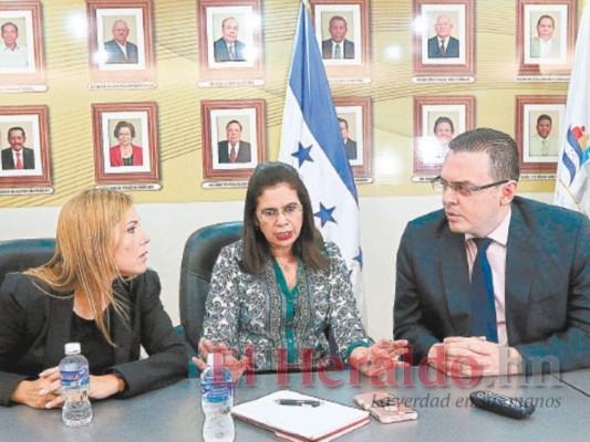 Analistas: 'Políticos deben pensar en el país, no en sus intereses'