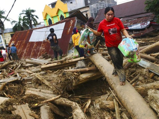 Imágenes de muertes, caos y destrucción por inundaciones en Indonesia