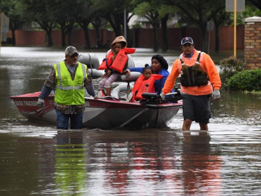 Policía de Houston muere atrapado en su patrulla durante paso de Harvey