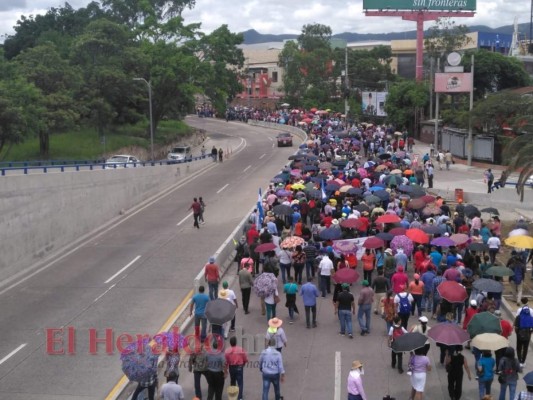 Tensión y quema de llantas: las imágenes de las protestas de este miércoles en la capital
