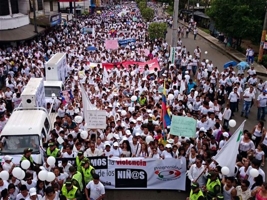 Multitudinaria protesta contra matanza de niños