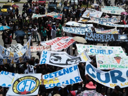 Movimiento Estudiantil Universitario en la movilización del 10/07/2016 donde asistieron al menos unas 15,000 personas, foto: EL HERALDO