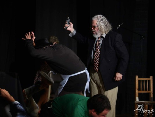 Grupo teatral Bambú actúa obra 'Farsa y justicia del señor juez'