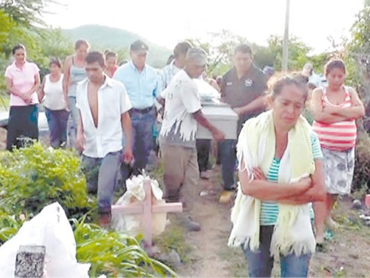 Entre llanto y desconsuelo sepultan a Jahír