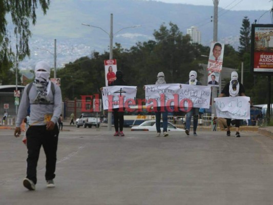 Presuntos estudiantes de la UNAH se toman el bulevar Suyapa de la capital