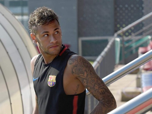 Neymar durante su primer entrenamiento bajo las órdenes de Ernesto Valverde, nuevo DT del Barcelona (Foto: Agencia AFP)