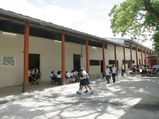 Educación mejora emblemáticos centros de media en la capital de Honduras