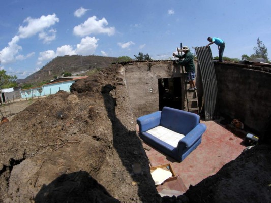 Casas sin techo y árboles caídos dejan las lluvias