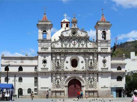 Relojes públicos marcan el paso del tiempo en las calles capitalinas