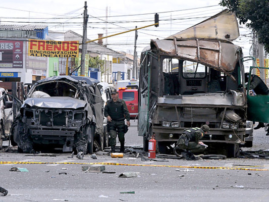 Cinco muertos en atentado con bomba contra exministro de Uribe en Bogotá