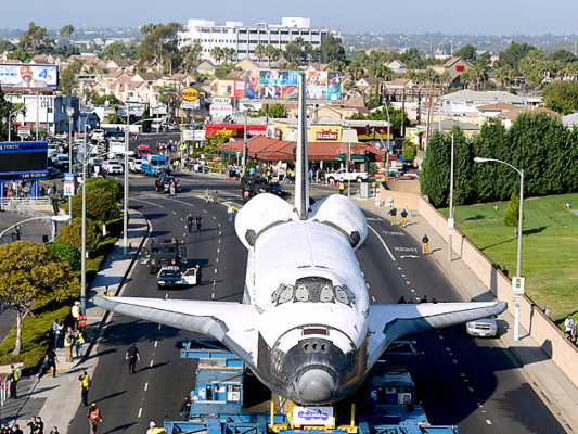 Transbordador espacial Endeavour en viaje final hacia museo