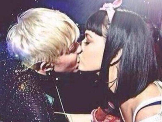 Los 10 besos lésbicos más escandalosos de las famosas