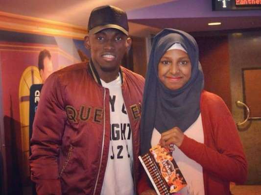 Alberth Elis lleva al cine a 30 niños refugiados a ver la película Black Panther