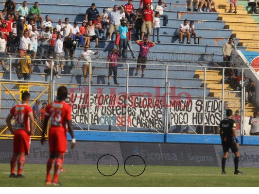 ¿Por qué le lanzaron huevos a los jugadores de Olimpia en la cancha del estadio Nacional?