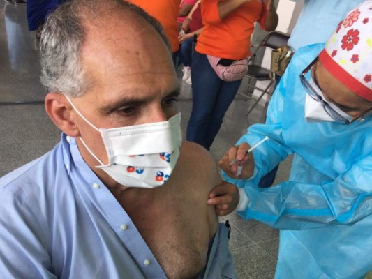 Alcalde Nasry 'Tito” Asfura se vacunó contra el covid-19 en el polideportivo de la UNAH
