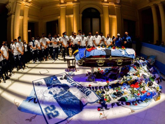 Empleados de funeraria se toman 'selfie' con el cadáver de Maradona