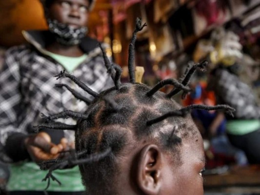 El coronavirus revive un estilo de peinado en África