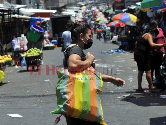 FOTOS: Capitalinos abarrotan este viernes los mercados, pese a restricciones