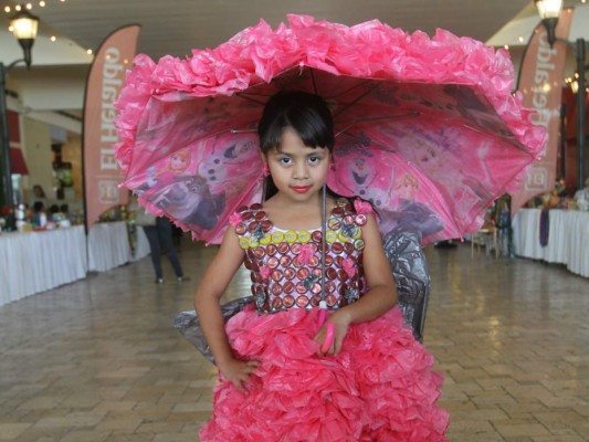 Coloridos vestidos y curiosos objetos en la Megaexpoferia del Reciclaje de EL HERALDO