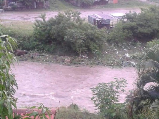 Capital de Honduras en alerta por desbordamiento de río Choluteca
