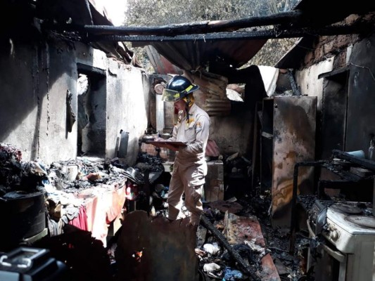 Niña muere calcinada en voraz incendio que consumió una vivienda en la aldea El Sursular