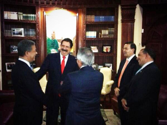 Honduras condecora a Leonel Fernández