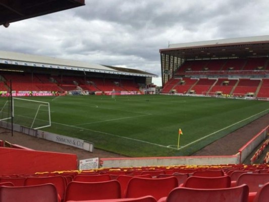 Dos jugadores del Aberdeen dan positivo por covid-19 y se aplaza partido