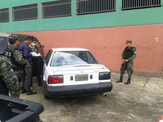 En el baúl de su vehículo hallan muerto a taxista