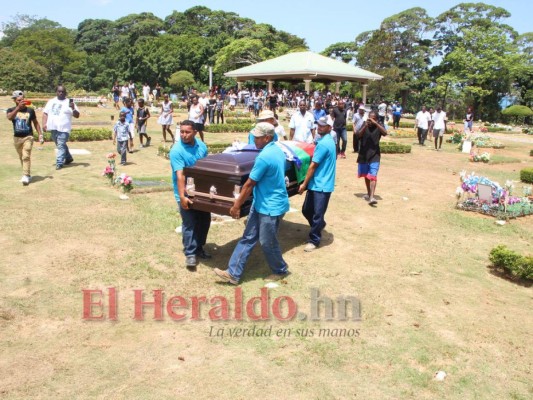 FOTOS: Así fue el entierro de Walter 'Pery' Martínez en La Ceiba